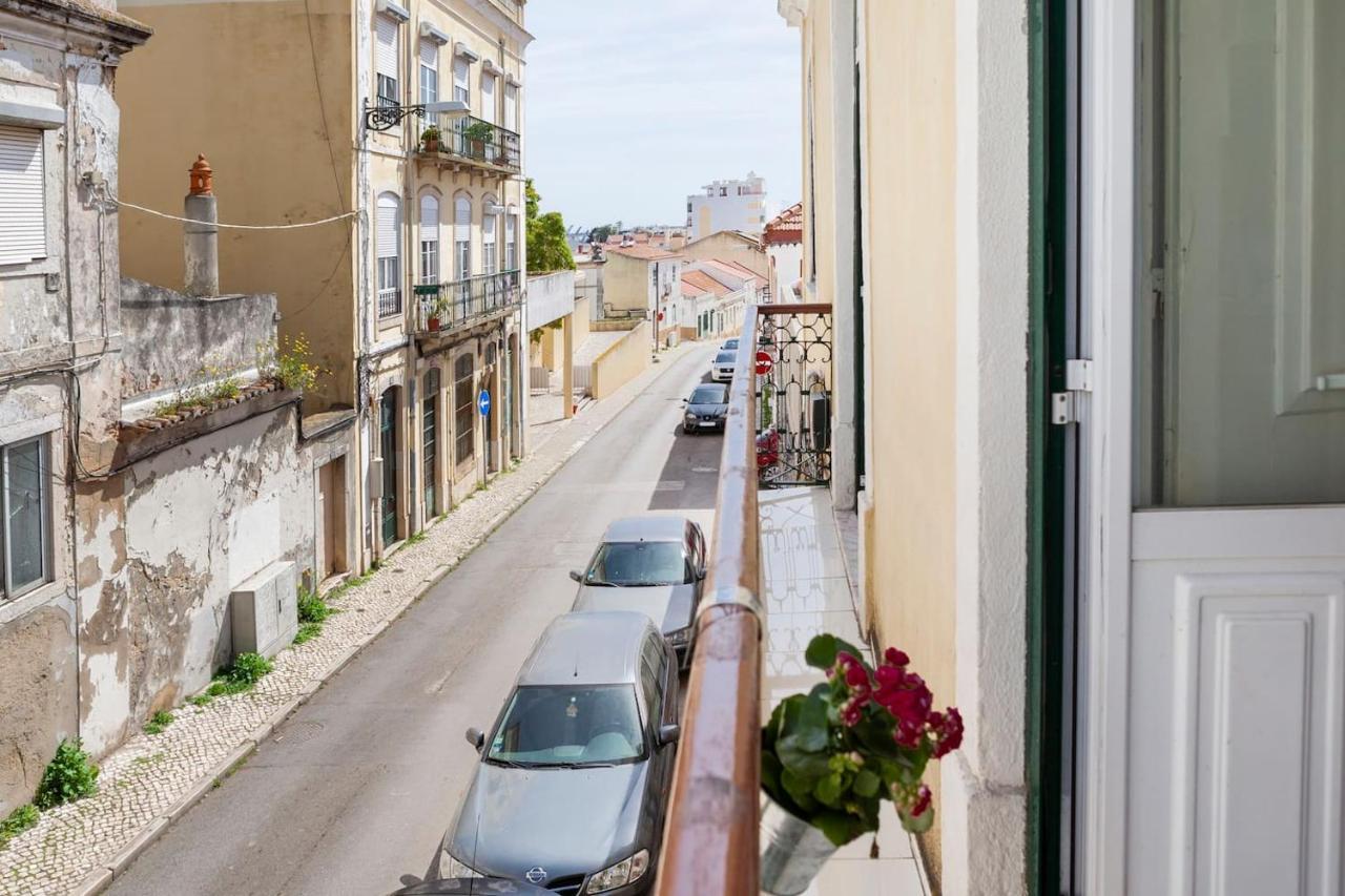 2 Bedroom Apartment For 4 People With Free Public Parking Lisboa Exteriör bild