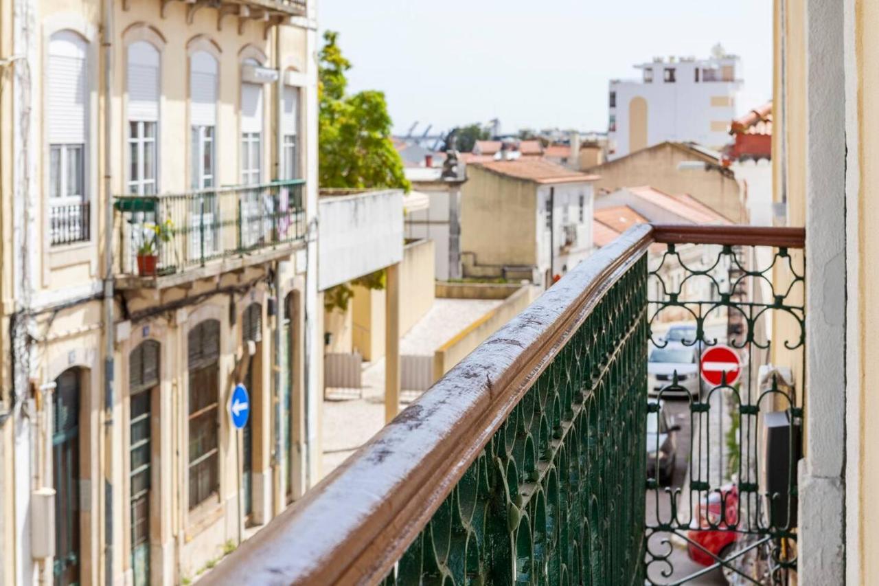 2 Bedroom Apartment For 4 People With Free Public Parking Lisboa Exteriör bild