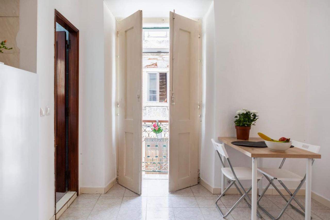 2 Bedroom Apartment For 4 People With Free Public Parking Lisboa Exteriör bild